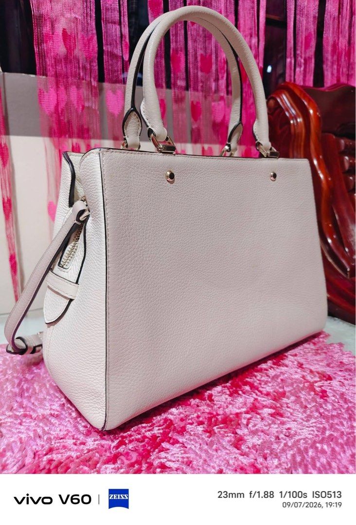 Katespade (Category: Cross-body Bags) located in Baguio. Submitted by beatriz468 (Listing ID 1460238055, Image 3). Description: Original katespade Prelived Prestine condition Clean inside and out No issues at all .