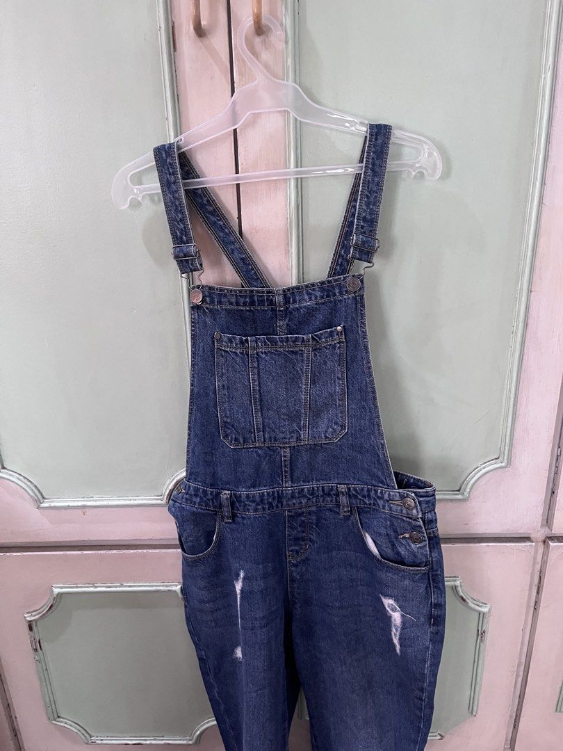 KIABI Denim Overalls Size M (Category: Jumpsuits) located in Quezon City. Submitted by jreesey (Listing ID 1460125775, Image 1). Description: Women’s Denim Overalls KIABI Brand Size M - Design includes small and minimal ripped jeans style on the pants - Dark Blue Height when this was worn frequently: 5’2 / 5’3 Female RFS: Decluttering Payment Method Options: BDO Pay, GCash, Maribank More photos available upon request! Key words: Jumper , jumpsuit