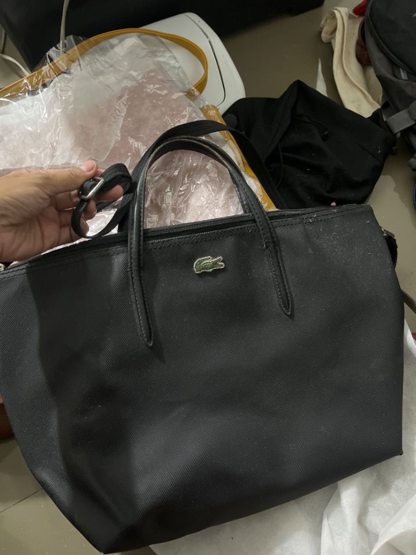 Lacoste Black Tote Bag (Category: Tote Bags) located in Santiago. Submitted by evrythngulove (Listing ID 1460204916, Image 1). Description: .