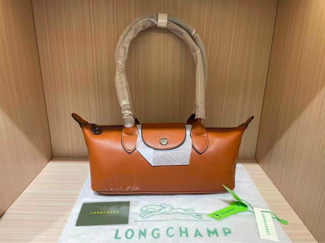 LC Eastwest Baguette Bag (Category: Shoulder Bags) located in Binan City. Submitted by pinkykeenshop (Listing ID 1460282663, Image 1). Description: .