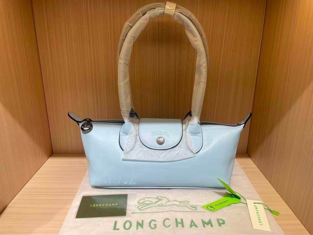 LC Eastwest Baguette Bag (Category: Shoulder Bags) located in Binan City. Submitted by pinkykeenshop (Listing ID 1460282953, Image 1). Description: .