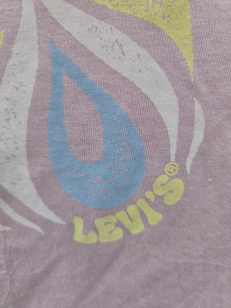 Levi's Pink Graphic T-Shirt (Category: Tshirts & Polo Shirts ) located in Tarlac. Submitted by resaleclub (Listing ID 1460153182, Image 3). Description: - Pink Levi's graphic t-shirt - Features a cool abstract design with 'Levi's' text - Size: Large (L/G) - Made in Bangladesh - Ideal for everyday casual wear.