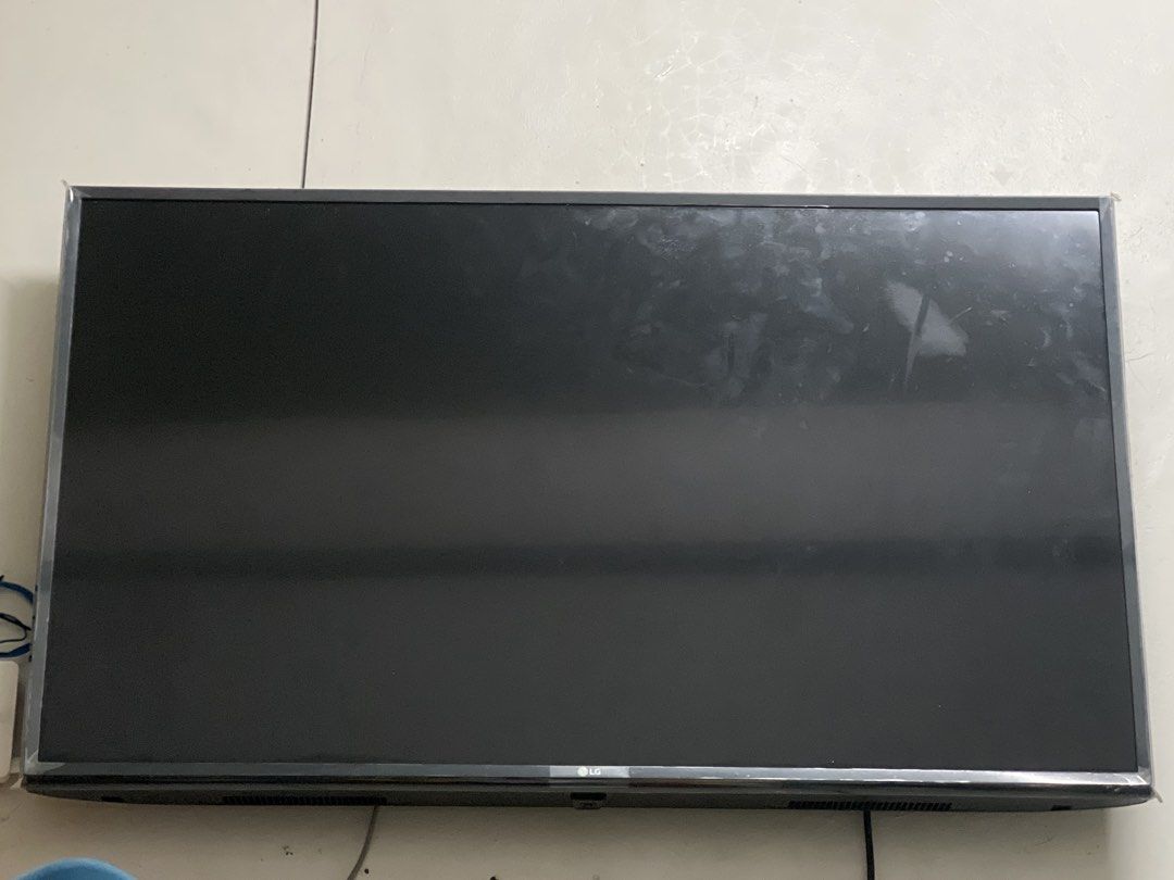 LG Television LM57 43 inch (Category: TV) located in Manila. Submitted by clevermoon.553710 (Listing ID 1460277970, Image 1). Description: - LG TV for sale - Screen is black - Some smudges on screen surface - Works well - Ideal for a spare room or office.