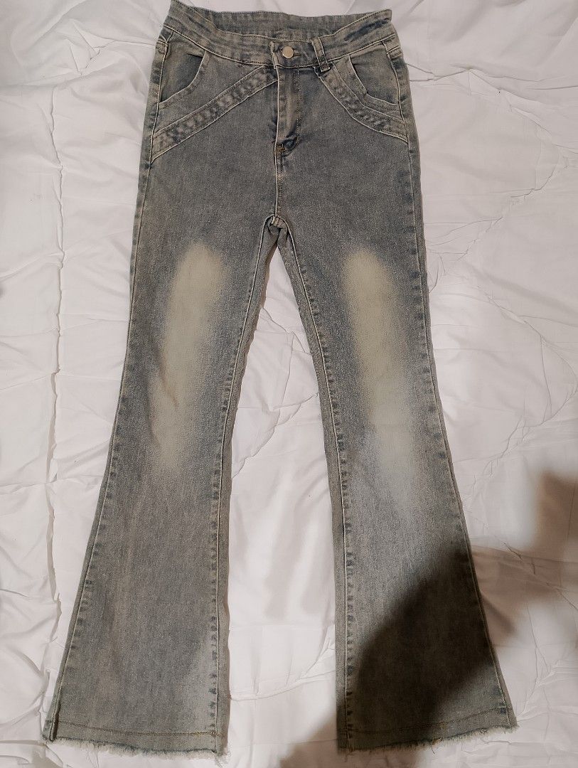 Light Wash Flared Jeans with Unique Pocket Design (Category: Jeans) located in Caloocan City. Submitted by geliethrift_26 (Listing ID 1460274687, Image 1). Description: waist: 27-28" length: 40.5 ".