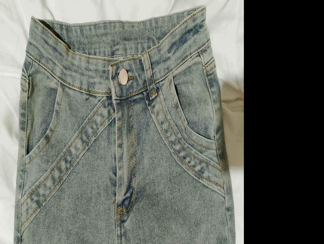 Light Wash Flared Jeans with Unique Pocket Design (Category: Jeans) located in Caloocan City. Submitted by geliethrift_26 (Listing ID 1460274687, Image 2). Description: waist: 27-28" length: 40.5 ".