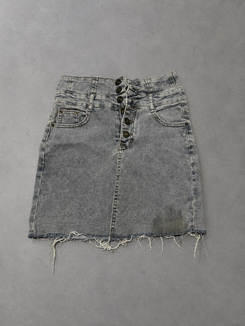 Light Wash High Waisted 6 Button Denim Skirt (Category: Skirts) located in Quezon City. Submitted by a1xelmaire (Listing ID 1460292677, Image 1). Description: Waistline: 24-25 Issue: Stain on bottom area, washable. mod: j&t, lalamove mop: gcash, bank transfer .