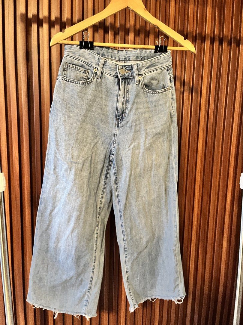 Light Wash Wide Leg Cropped Jeans (Category: Jeans) located in Echague. Submitted by aeafitz (Listing ID 1460304091, Image 1). Description: - Light wash denim - Wide leg, cropped fit - Frayed hem detail - Classic five-pocket styling - Button and zip fly closure - Ideal for everyday casual wear Size 26.
