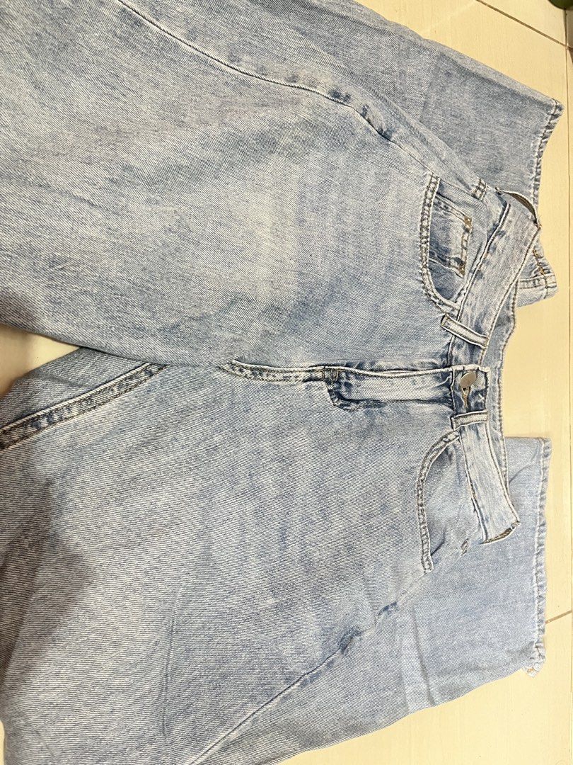 Light Wash Wide Leg Pangs (Category: Jeans) located in Muntinlupa City. Submitted by s.showi (Listing ID 1460211670, Image 2). Description: - Light wash denim jeans - Wide leg cut for ultimate comfort - Flattering high-waisted style - Secure button and zip front closure - Classic five-pocket design - Ideal for creating effortless casual outfits.