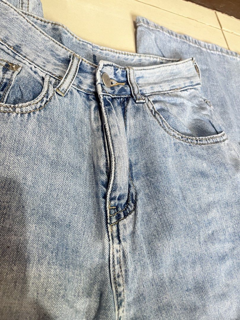 Light Wash Wide Leg Pangs (Category: Jeans) located in Muntinlupa City. Submitted by s.showi (Listing ID 1460211670, Image 1). Description: - Light wash denim jeans - Wide leg cut for ultimate comfort - Flattering high-waisted style - Secure button and zip front closure - Classic five-pocket design - Ideal for creating effortless casual outfits.
