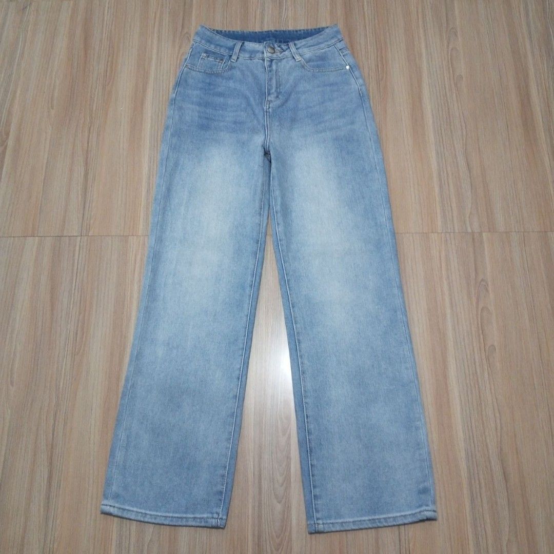Light washed Wideleg Baggy jeans (Category: Jeans) located in Cabuyao City. Submitted by o.gl.athrift (Listing ID 1460191017, Image 1). Description: Light washed Wideleg Baggy jeans 27-28 Waistine 41 Inches length 11.5 Inches Thigh 9Inches leg opening Condition: Excellent Good as new Issue/s: None ❌ Mine: 380+sf Color may vary due to lightning Location : Cabuyao Laguna Unli vouch and vc for assurance ✅ Ready To Wear (ALREADY WASHED)✅ "Don't forge