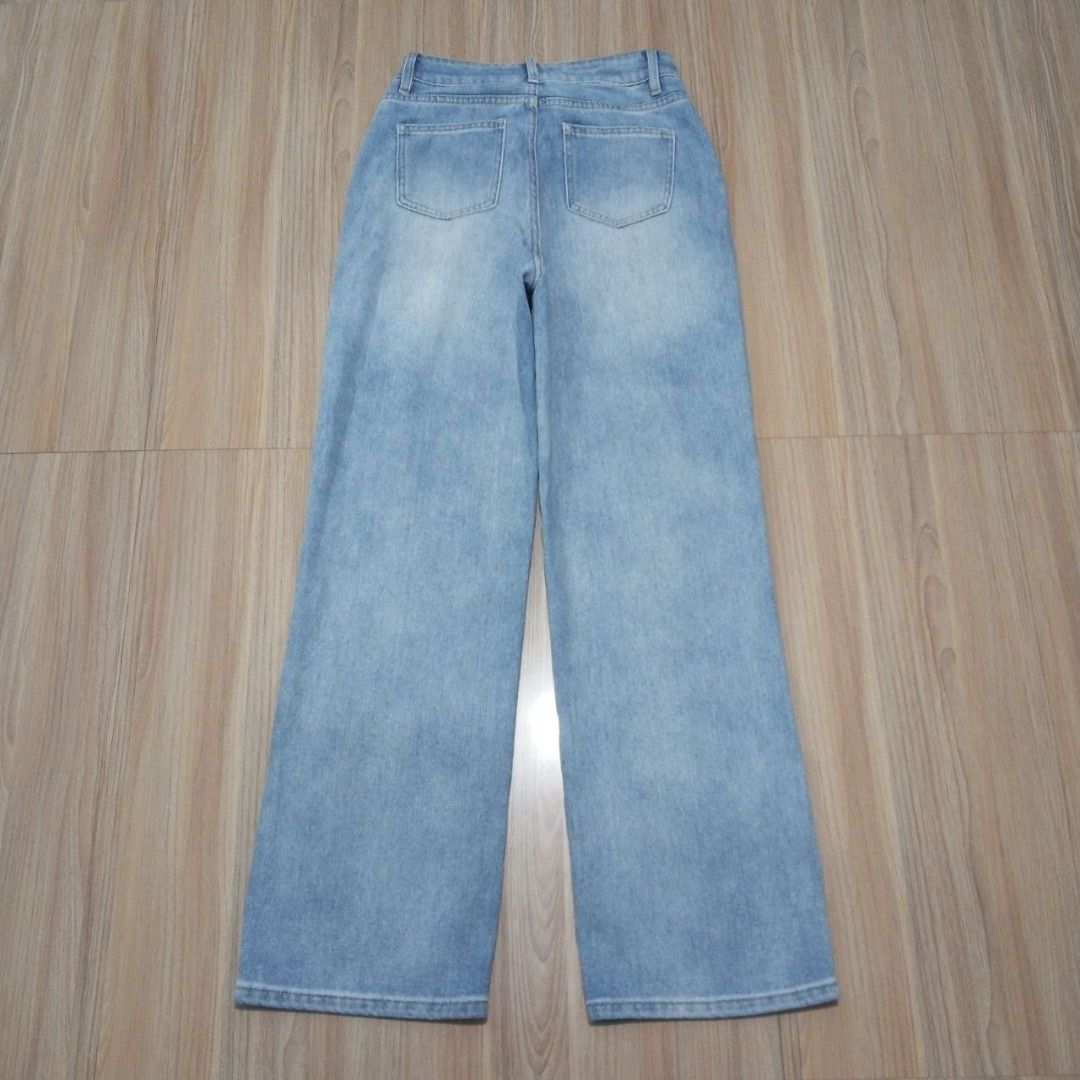 Light washed Wideleg Baggy jeans (Category: Jeans) located in Cabuyao City. Submitted by o.gl.athrift (Listing ID 1460191017, Image 2). Description: Light washed Wideleg Baggy jeans 27-28 Waistine 41 Inches length 11.5 Inches Thigh 9Inches leg opening Condition: Excellent Good as new Issue/s: None ❌ Mine: 380+sf Color may vary due to lightning Location : Cabuyao Laguna Unli vouch and vc for assurance ✅ Ready To Wear (ALREADY WASHED)✅ "Don't forge