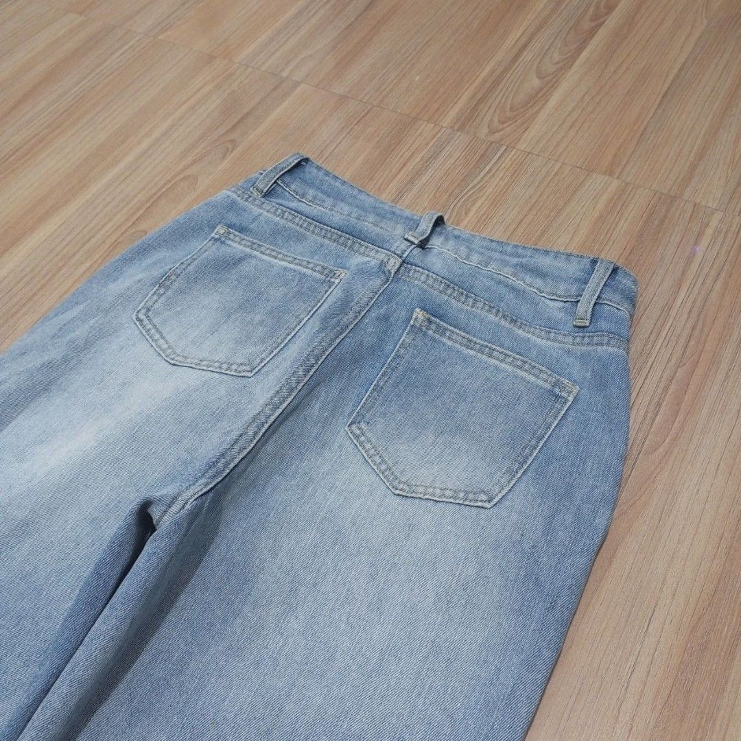 Light washed Wideleg Baggy jeans (Category: Jeans) located in Cabuyao City. Submitted by o.gl.athrift (Listing ID 1460191017, Image 3). Description: Light washed Wideleg Baggy jeans 27-28 Waistine 41 Inches length 11.5 Inches Thigh 9Inches leg opening Condition: Excellent Good as new Issue/s: None ❌ Mine: 380+sf Color may vary due to lightning Location : Cabuyao Laguna Unli vouch and vc for assurance ✅ Ready To Wear (ALREADY WASHED)✅ "Don't forge