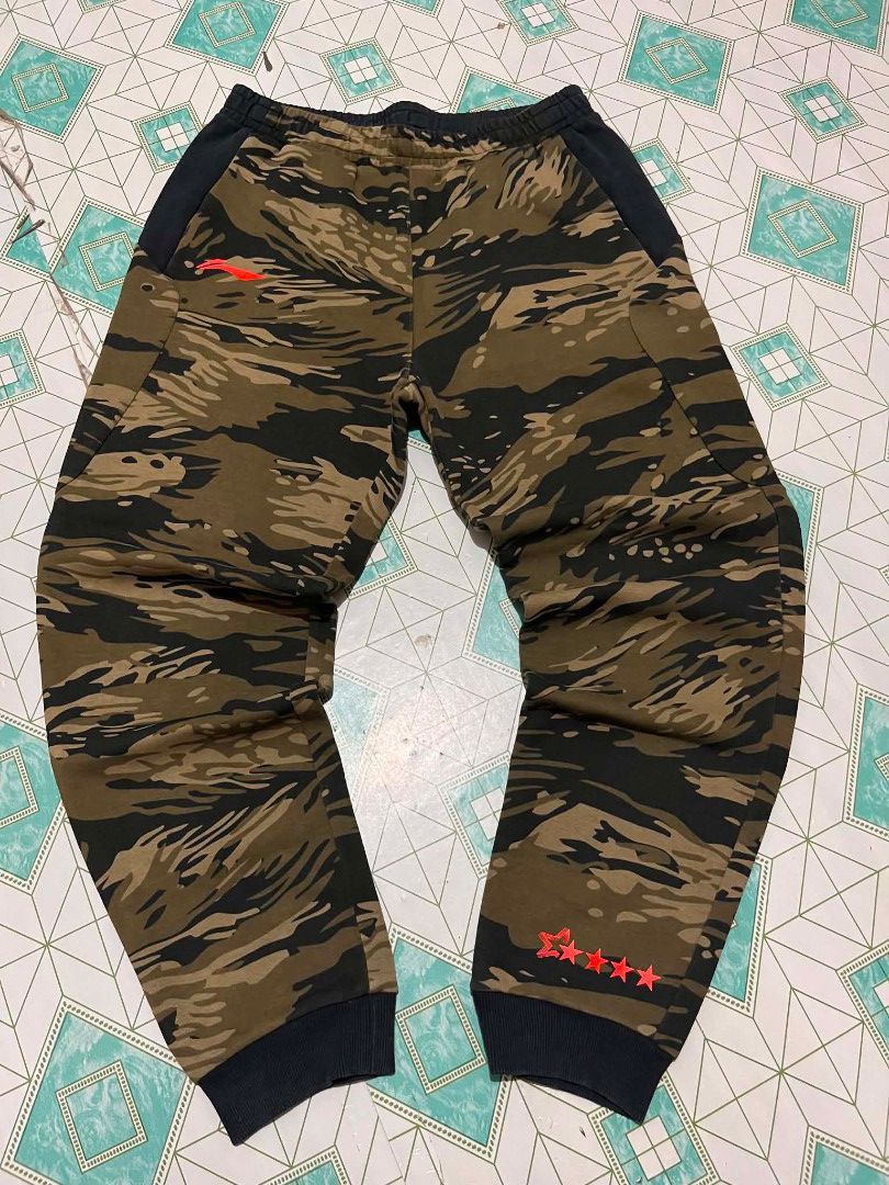 Li-Ning Camo Jogger Pants XL (Category: Joggers) located in Manila. Submitted by _lemornosnas02 (Listing ID 1460190439, Image 1). Description: - Li-Ning Camo Print Jogger Pants - Features black waistband and cuffs - Unique orange star detail on the left leg - Adjustable drawstring waist for a comfortable fit - Ideal for casual outings or workouts -dimes 16x40 -location iloilo -plus ship via lbc.