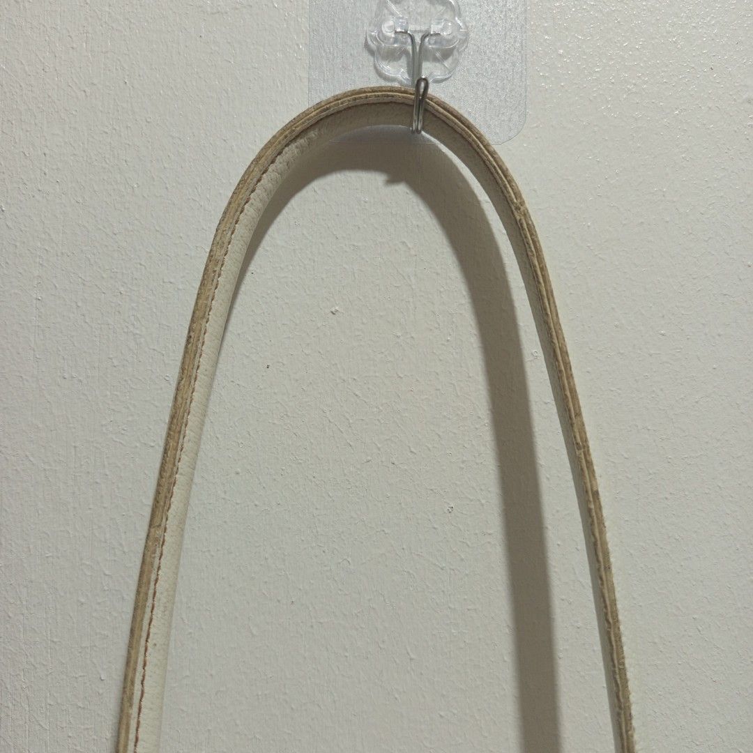 Liz Claiborne woven beach bag (Category: Beach Bags) located in Manila. Submitted by hezzy.ph (Listing ID 1460301814, Image 3). Description: well used, liz claiborne bag super hard to let go cutesy y2k bag love the brand btw .
