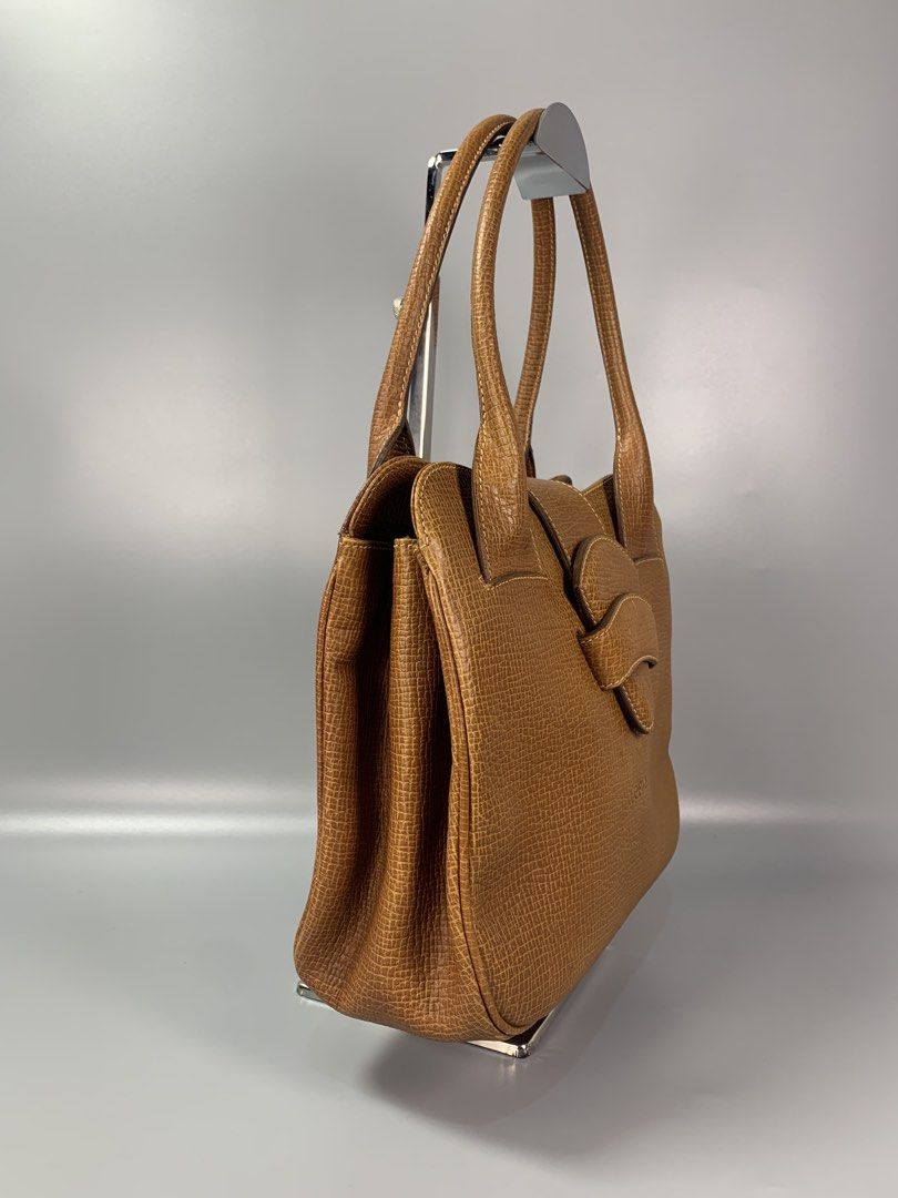 LoeweBarcelona HandBag (Category: Luxury Bags & Wallets) located in Mabalacat. Submitted by vtgmalan (Listing ID 1460302952, Image 3). Description: LoeweBarcelona HandBag Price :15,000 Condition : 9/10 Product Condition Rank : AB Issue/s : Discoloration Dimensions :11x9x4( LxHxW) Inclusions: N/A Note : Please make sure to check all the photos before mine. All of the Items on sale are LEGIT/ORIGINAL. If you have a question , please message us for 