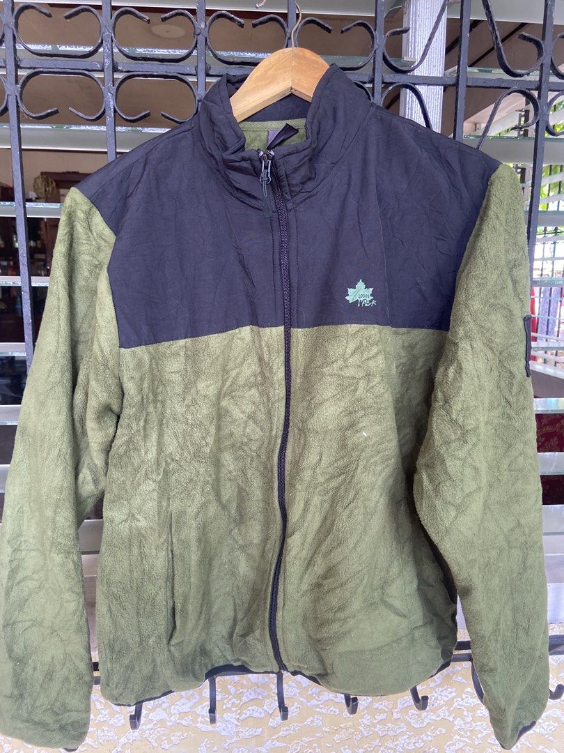 Logos Park Fleece Jacket - Green/Black (Category: Coats, Jackets and Outerwear) located in Manila. Submitted by koolash (Listing ID 1460174503, Image 1). Description: - Logos Park fleece jacket - Two-tone design: green and black panels - Logos Park logo on chest - Sleeve patch detail - Full zip closure - Comfortable and warm material - Ideal for outdoor activities or casual wear.