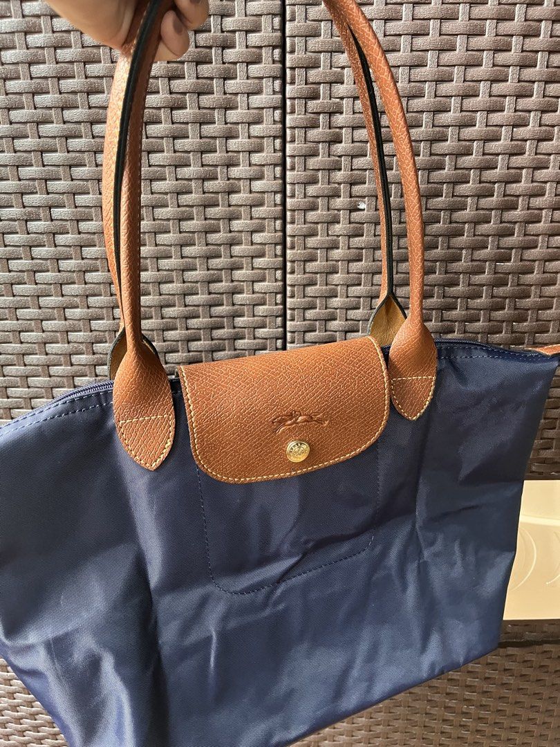 Long handlee navy blue longchamp (Category: Tote Bags) located in San Jacinto. Submitted by kellysthrift_ (Listing ID 1460144782, Image 2). Description: Longhandle navy blue longchamp.