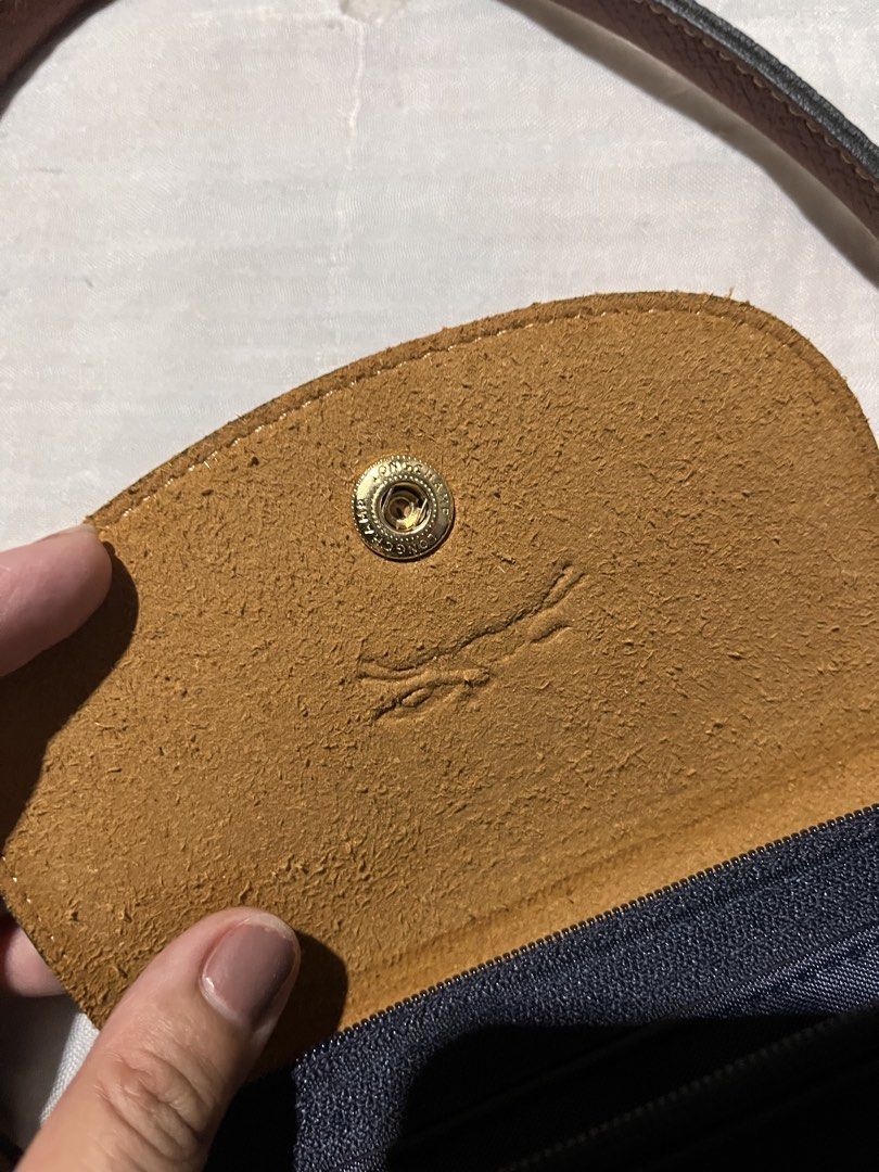 Longchamp (Category: Tote Bags) located in San Jacinto. Submitted by kellysthrift_ (Listing ID 1460261711, Image 3). Description: Longhandle navy blue longchamp.