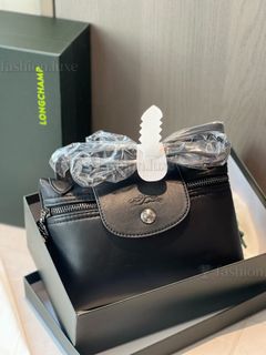 (Category: ) located in . Submitted by fashion.luxe.collection (Listing ID 1460163086, Image 1). Description: .