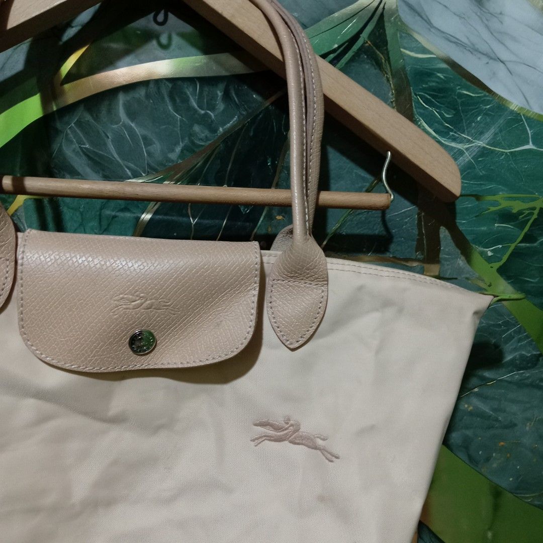 Longchamp Le Pliage Green Shoulder/tote bag (Category: Shoulder Bags) located in Polomolok. Submitted by instajunk.phv2 (Listing ID 1460263141, Image 3). Description: Longchamp Le Pliage Green Medium (M) Shoulder Tote Bag Pink ("Fleurs") colorway Excellent condition No flaws 1299php+sf.