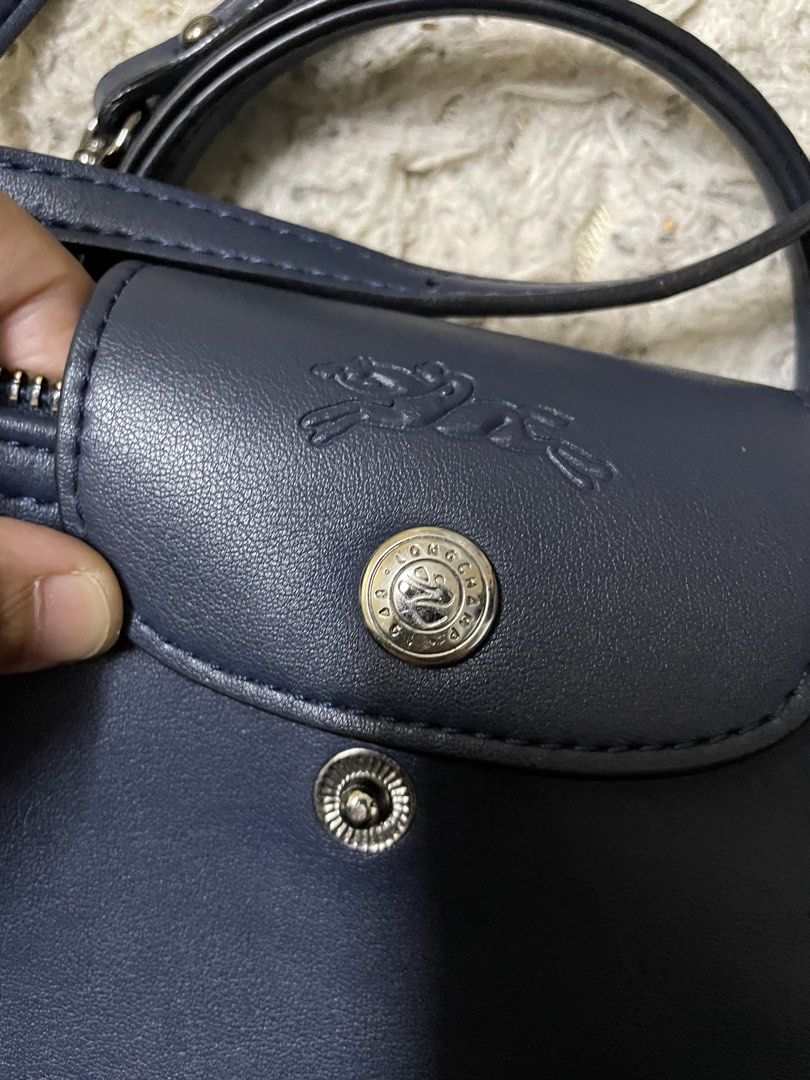 Longchamp mini sling bag (Category: Bags & Wallets) located in Bera. Submitted by Closetchantek_ (Listing ID 1460165708, Image 2). Description: Longchamp mini sling bag Leather Ada sedikit kesan pemakaian Colour navy blue.