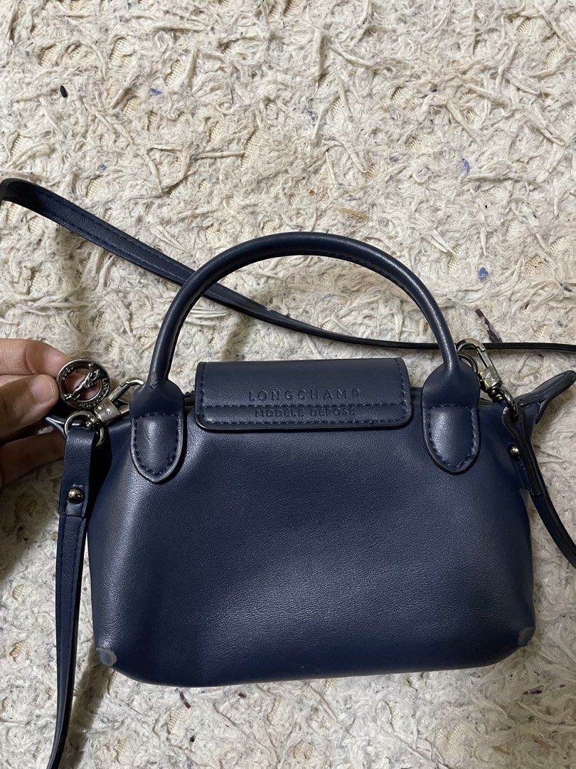 Longchamp mini sling bag (Category: Bags & Wallets) located in Bera. Submitted by Closetchantek_ (Listing ID 1460165708, Image 3). Description: Longchamp mini sling bag Leather Ada sedikit kesan pemakaian Colour navy blue.