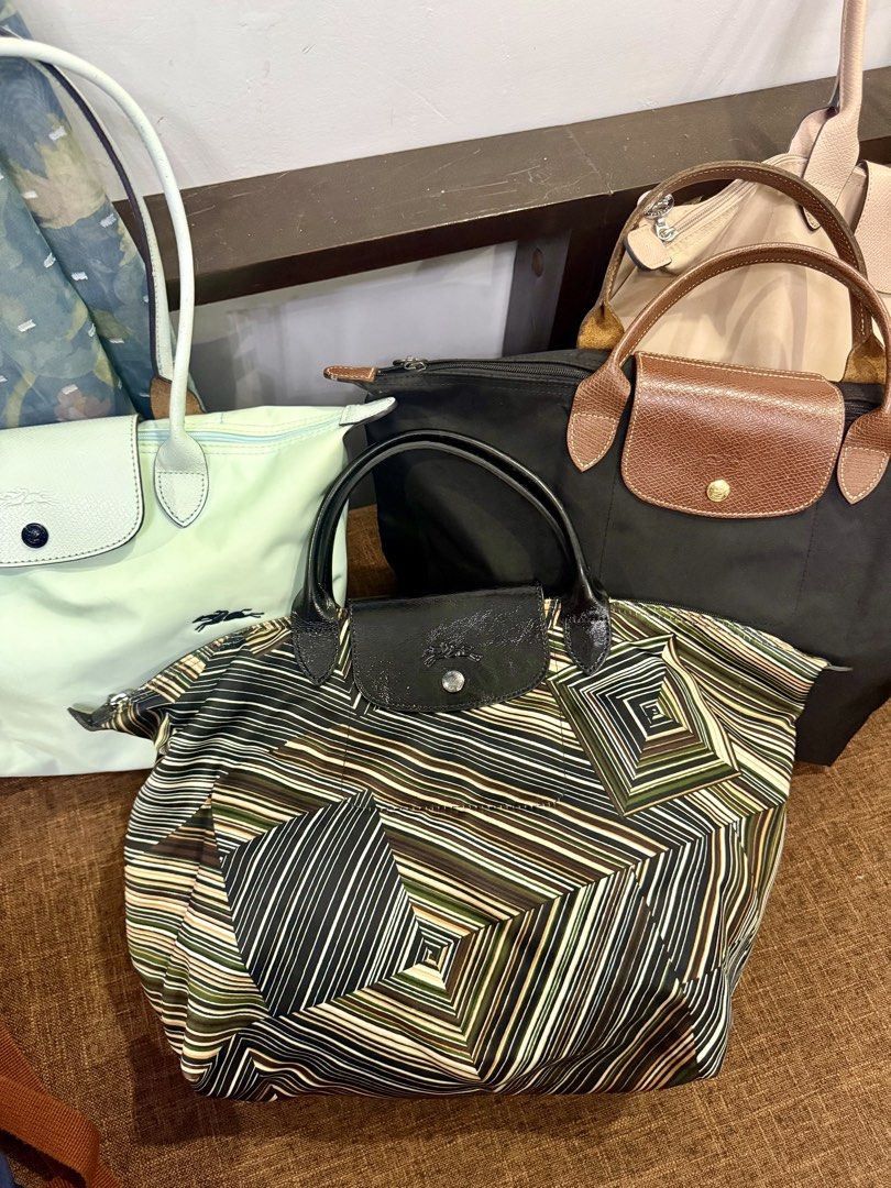 Longchamp original rare piece (Category: Shoulder Bags) located in Bayombong. Submitted by nica7 (Listing ID 1460263112, Image 2). Description: Good condition Hindi siya ung typical na longchamp fabric na napupunit yung sides/corner, Flaw just the handle po na cut siya blade yata ,pero intact padin Hindi siya halata ,glossy siya .