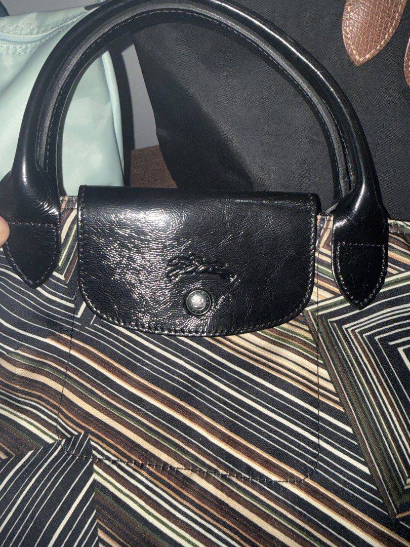 Longchamp original rare piece (Category: Shoulder Bags) located in Bayombong. Submitted by nica7 (Listing ID 1460263112, Image 1). Description: Good condition Hindi siya ung typical na longchamp fabric na napupunit yung sides/corner, Flaw just the handle po na cut siya blade yata ,pero intact padin Hindi siya halata ,glossy siya .