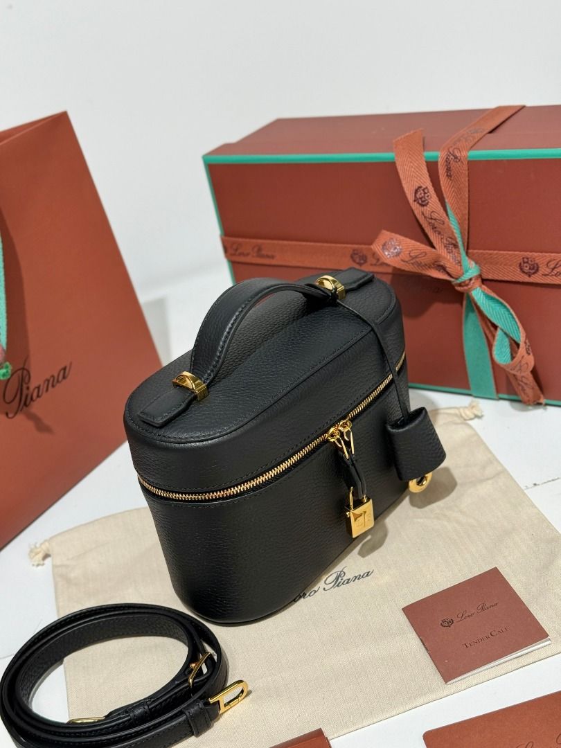 Loro Piana Extra Softy Case L21 Handbag (Category: Cross-body Bags) located in Manila. Submitted by immeljanpi09460 (Listing ID 1460135328, Image 3). Description: .