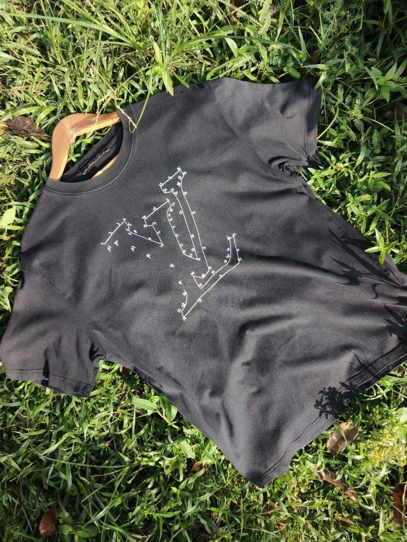 Louis Vuitton (Category: Tshirts & Polo Shirts ) located in Trento. Submitted by renanteblanco113 (Listing ID 1460267818, Image 1). Description: Louis Vuitton Dimes: 21.5x28.5 Excellent condition Color rate: 9.3/10 "color may vary due to lighting outdoor" Issue: need wash.