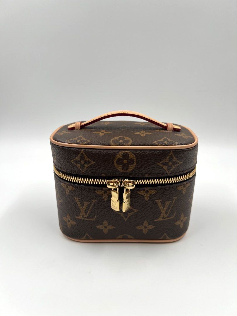 ▪️Louis Vuitton - LV Makeup Pouch (Category: Luxury Bags & Wallets) located in Makati City. Submitted by aveltot_rig (Listing ID 1460235841, Image 2). Description: MAKEUP POUCH ALERT! 💄👜 No issue, no hidden issue, super nice condition! Complete with dustbag + FREE LV paper bag Perfect for your everyday essentials & kikay finds! .