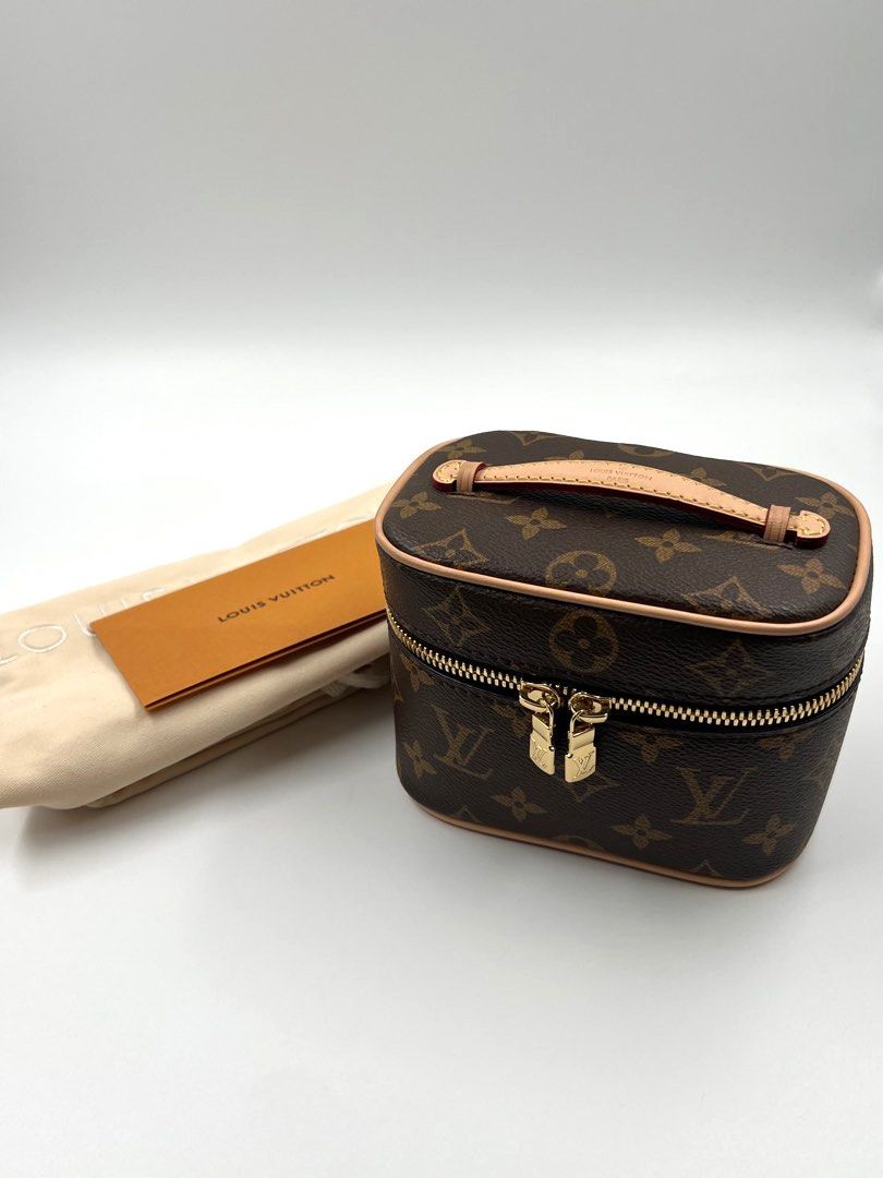 ▪️Louis Vuitton - LV Makeup Pouch (Category: Luxury Bags & Wallets) located in Makati City. Submitted by aveltot_rig (Listing ID 1460235841, Image 1). Description: MAKEUP POUCH ALERT! 💄👜 No issue, no hidden issue, super nice condition! Complete with dustbag + FREE LV paper bag Perfect for your everyday essentials & kikay finds! .
