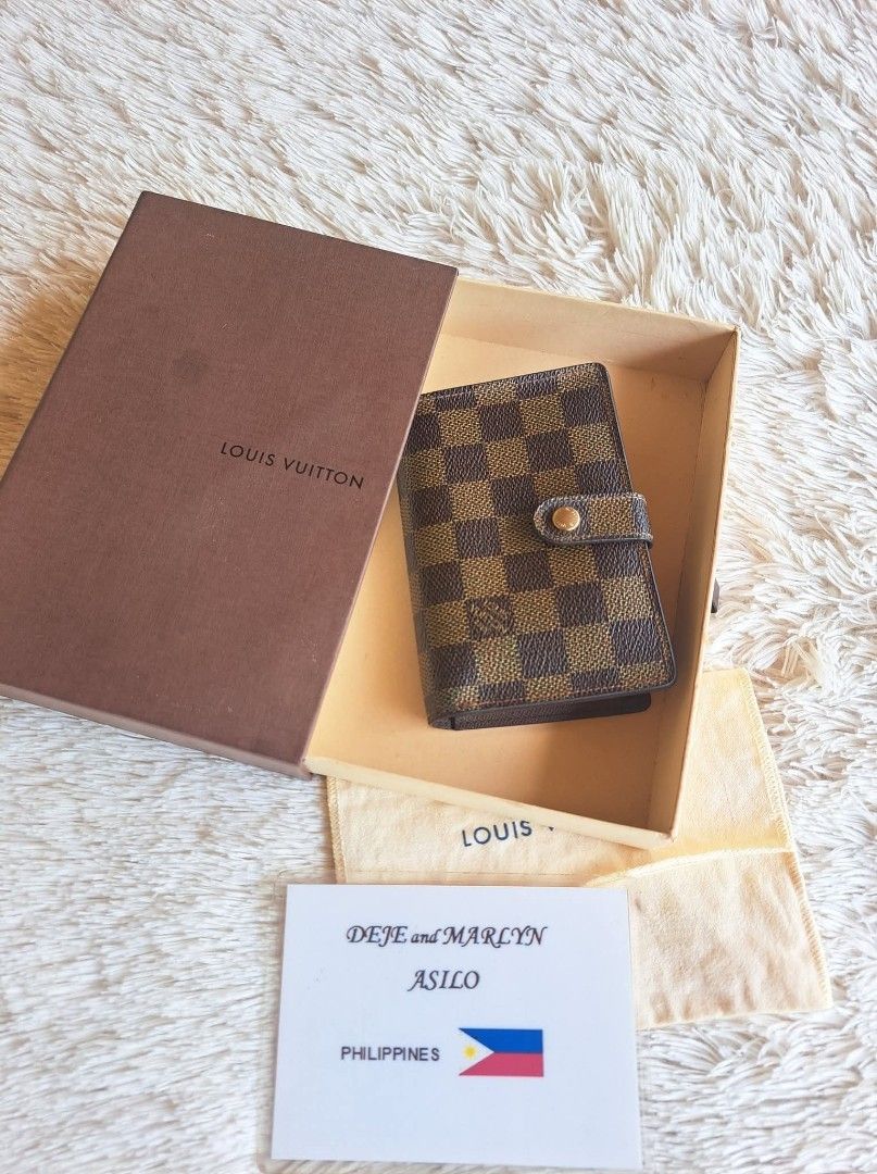 Louis Vuitton Damier Ebene Small Wallet (Category: Luxury Bags & Wallets) located in Tagum. Submitted by marny0503-00673 (Listing ID 1460114994, Image 1). Description: Beautiful Wallet 🥰 💠💠💠 Authentic/Original 💠💠💠 Damier Ebene Portefeuille Viennois Bifold Wallet, Pre-owned‼️‼️👜👜 Inclusions: ✅️ Box ✅️ Dustbag ✅️ COA (to be provided) ✅️️ Paypal fee/deduction ➕️ shipping fee depends on the country through DHL. Tariff is excluded. Please che