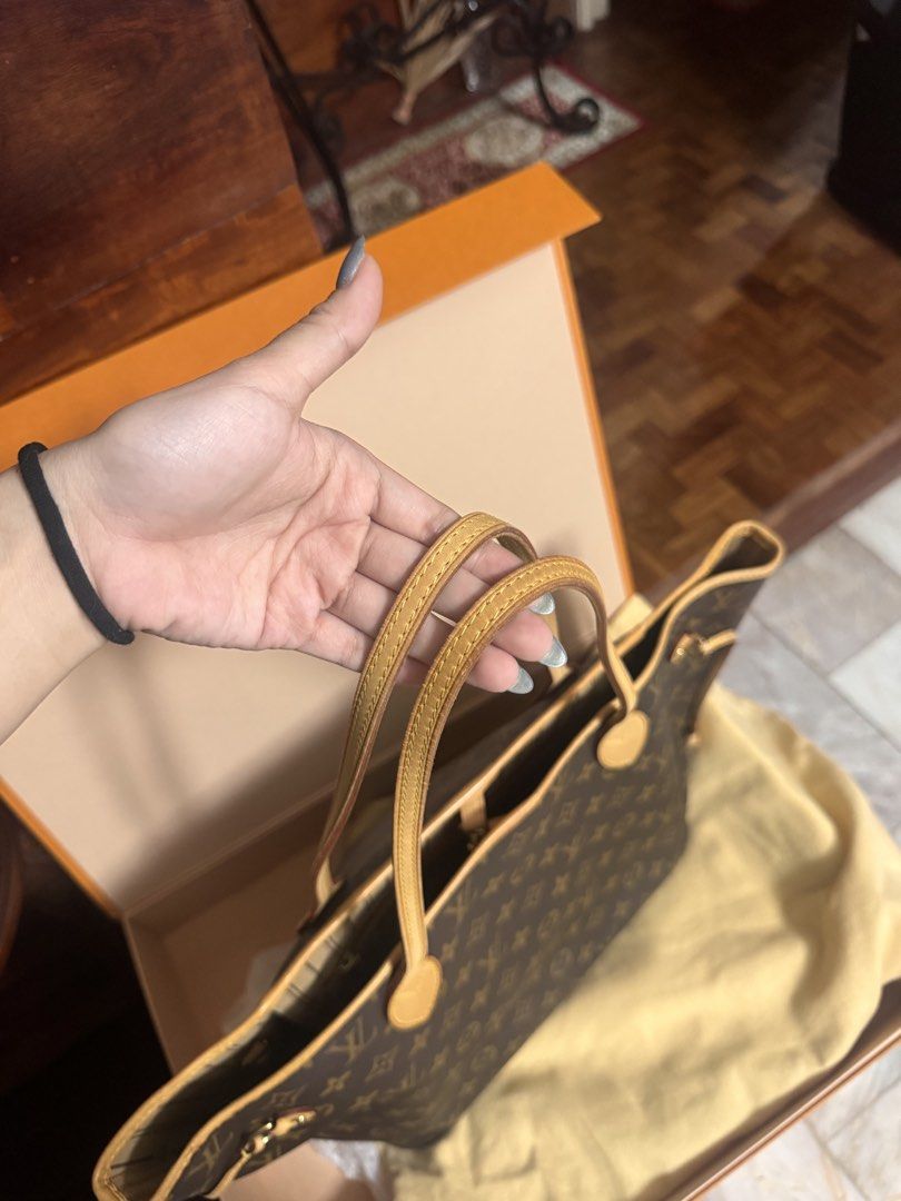 Louis Vuitton Monogram Neverfull MM (Category: Luxury Bags & Wallets) located in Quezon City. Submitted by leatherco (Listing ID 1460292531, Image 2). Description: - Authentic Louis Vuitton Neverfull GM tote - Comes with original dust bag and box - personal owned, slightly used, kita naman po sa pictures.