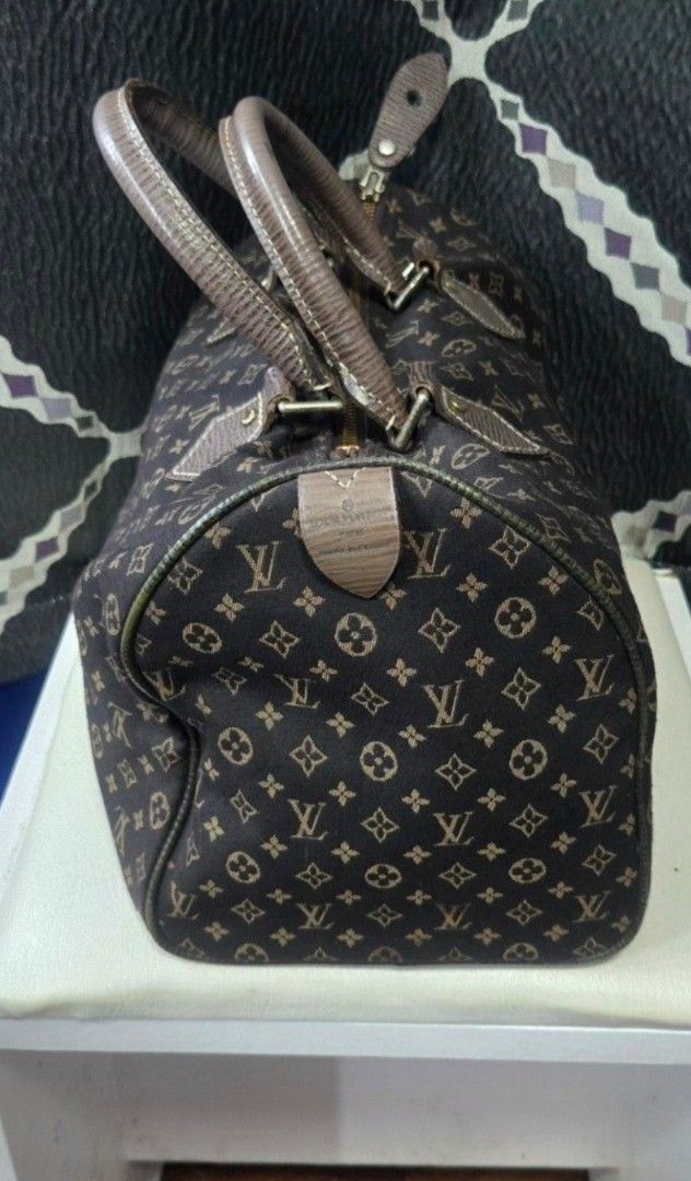 Louis Vuitton Monogram Speedy Bag (Category: Luxury Bags & Wallets) located in Manila. Submitted by affordabags_cd (Listing ID 1460227170, Image 3). Description: - Classic Louis Vuitton Speedy bag - Monogram canvas in brown - Genuine leather handles and trim - Secure zipper closure - Elegant gold-tone hardware - Timeless and versatile for daily use or travel.