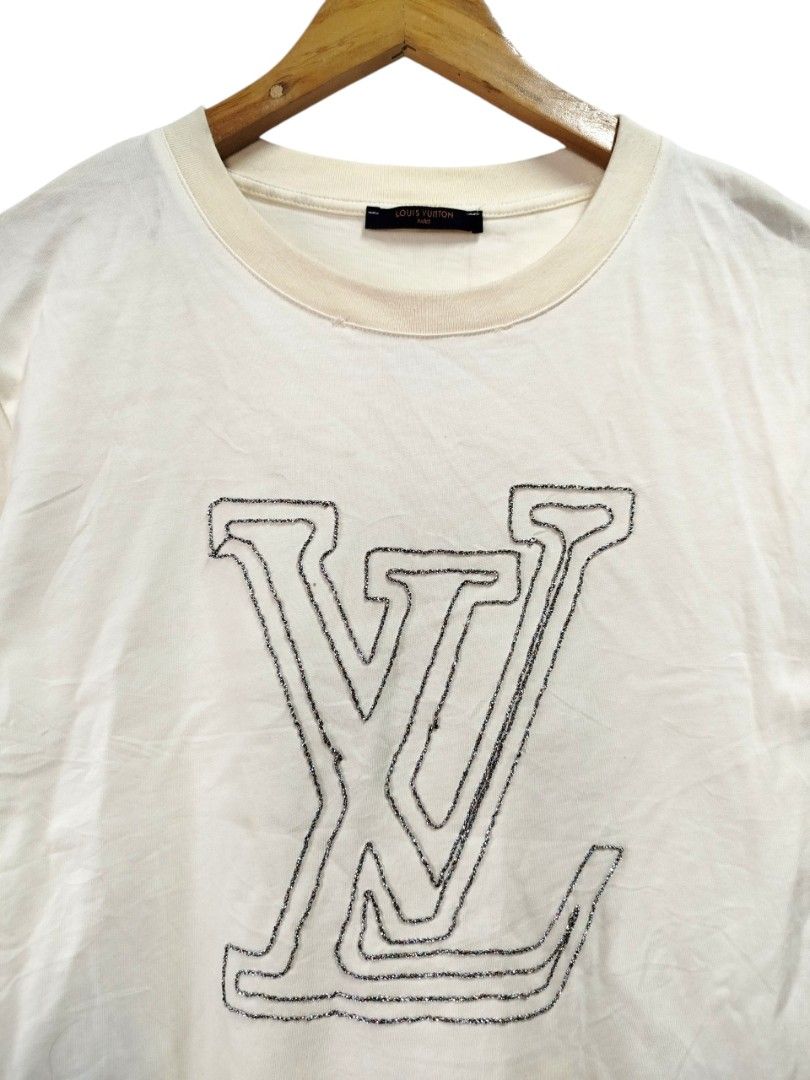 LOUIS VUITTON SHIRT (Category: Tshirts & Polo Shirts ) located in Bayombong. Submitted by Gentlemans_ClosEt (Listing ID 1460167307, Image 2). Description: LOUIS VUITTON SHIRT UNISEX SIZE SMALL (men's) SIZE LARGE (women's) DIMES: W18 X L25 COLOR: CREAM WHITE 9.5/10 COLOR RATE EXCELLENT CONDITION NO ISSUE.