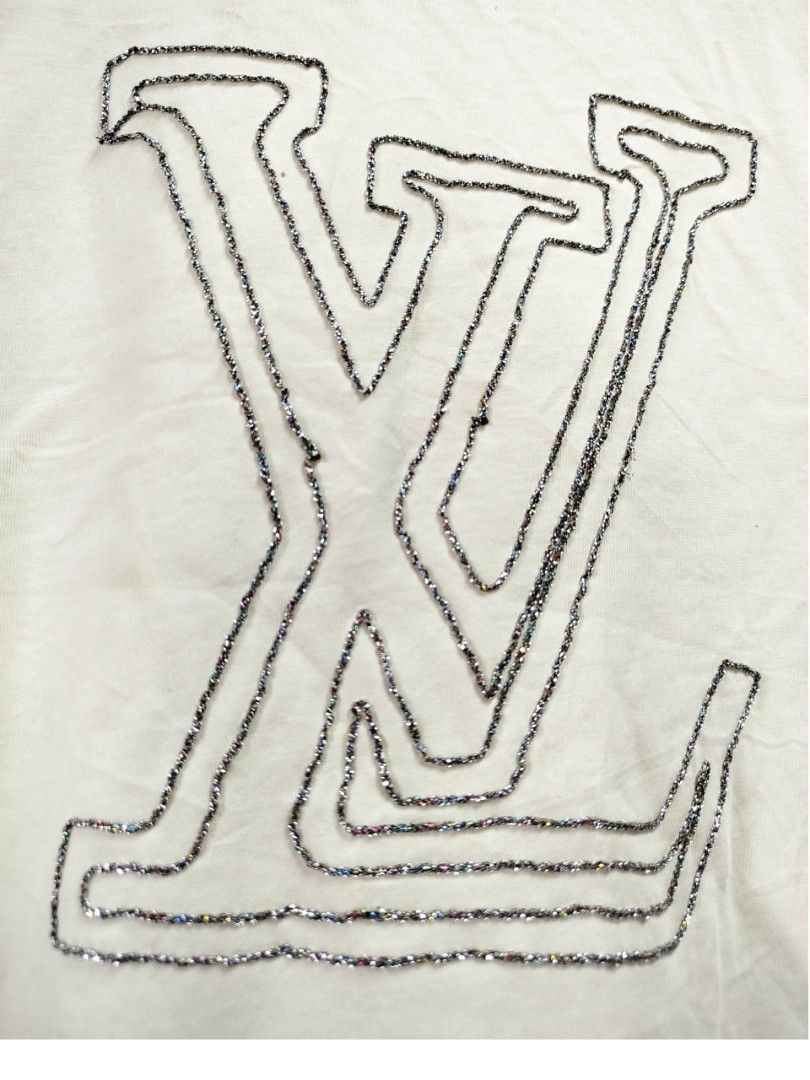 LOUIS VUITTON SHIRT (Category: Tshirts & Polo Shirts ) located in Bayombong. Submitted by Gentlemans_ClosEt (Listing ID 1460167307, Image 3). Description: LOUIS VUITTON SHIRT UNISEX SIZE SMALL (men's) SIZE LARGE (women's) DIMES: W18 X L25 COLOR: CREAM WHITE 9.5/10 COLOR RATE EXCELLENT CONDITION NO ISSUE.