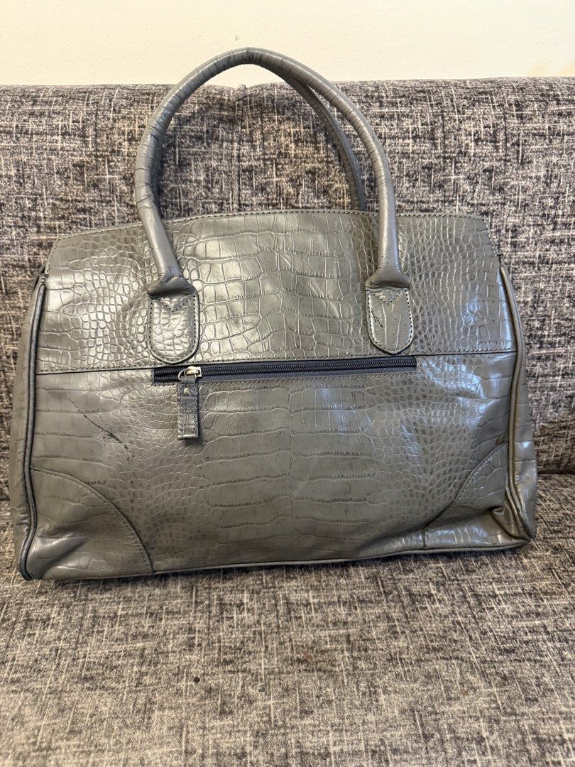 LQ CROCS LEATHER 18x13 inches (Category: Tote Bags) located in Manila. Submitted by jaylo06 (Listing ID 1460106764, Image 2). Description: May konting fade lang sa leather at may dikit ng rubber lining sa ibang parts rubs sa corners minimal lang pero super ganda ng leather as in matibay pamana pa hehe kasya laptop japan bag po kaya maganda sa may gusto pm lang po thanks.