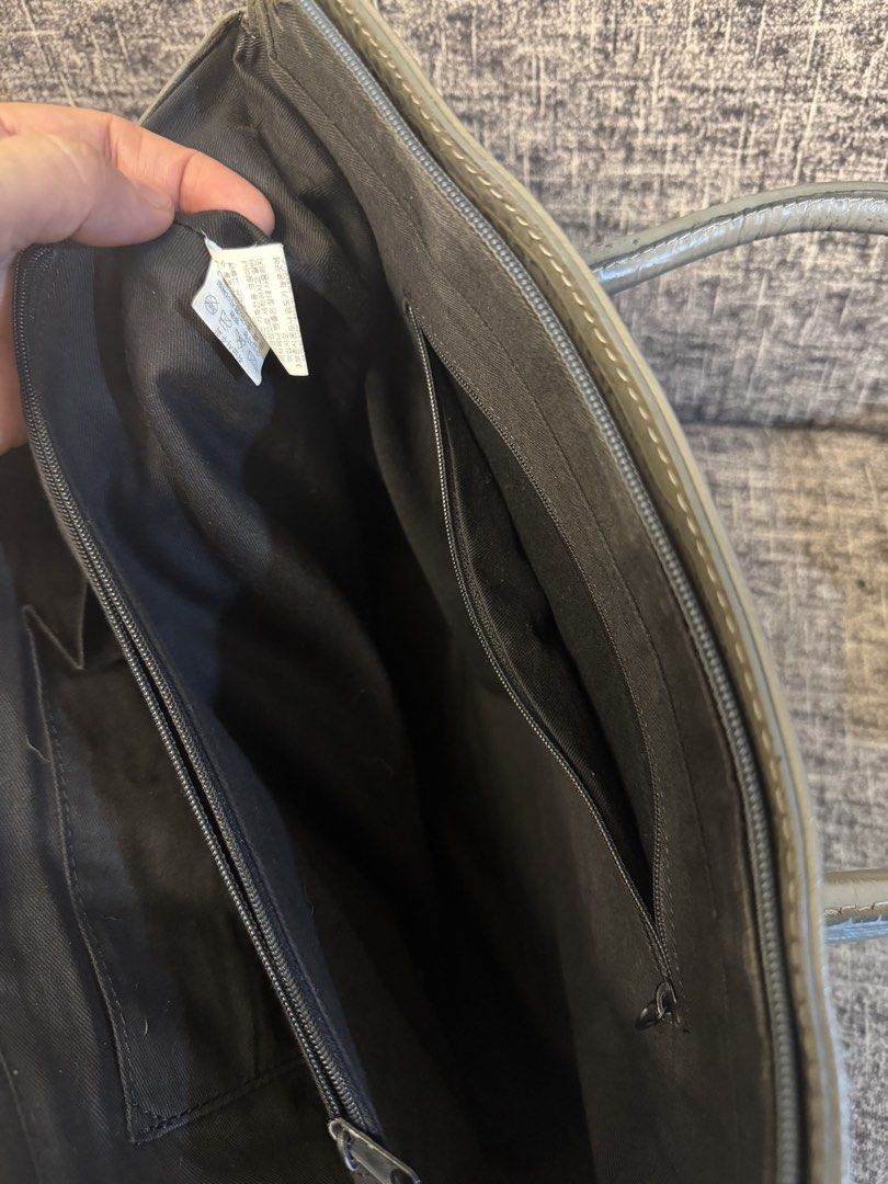 LQ CROCS LEATHER 18x13 inches (Category: Tote Bags) located in Manila. Submitted by jaylo06 (Listing ID 1460106764, Image 3). Description: May konting fade lang sa leather at may dikit ng rubber lining sa ibang parts rubs sa corners minimal lang pero super ganda ng leather as in matibay pamana pa hehe kasya laptop japan bag po kaya maganda sa may gusto pm lang po thanks.