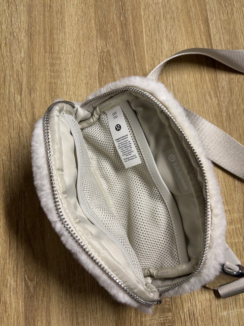 Lululemon Belt Bag (Category: Shoulder Bags) located in Trece Martires City. Submitted by decluttercloset_niks (Listing ID 1460276215, Image 3). Description: used twice but no issues with the bag, just don't know how to style it so i'd rather sell it ://.