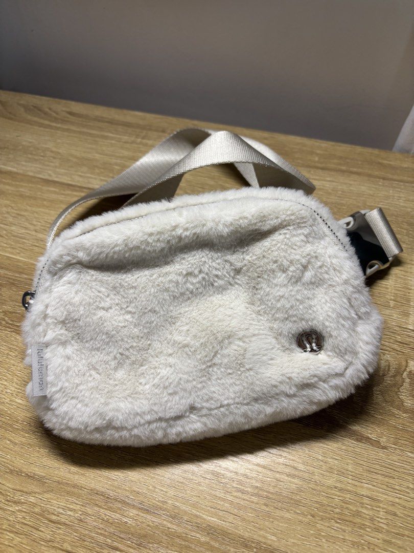 Lululemon Belt Bag (Category: Shoulder Bags) located in Trece Martires City. Submitted by decluttercloset_niks (Listing ID 1460276215, Image 1). Description: used twice but no issues with the bag, just don't know how to style it so i'd rather sell it ://.