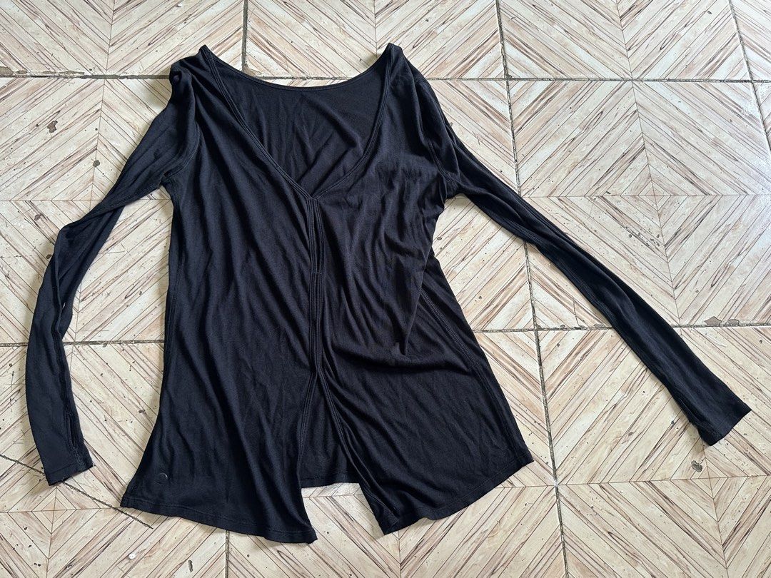 Lululemon Long Sleeve V-Neck Open Back Top Black (Category: Activewear) located in Manila. Submitted by alejeong27 (Listing ID 1460181581, Image 3). Description: - Black Lululemon long sleeve top - Features a V-neck and an open back detail - Soft and lightweight fabric - Ideal for layering or wearing on its own - Perfect for yoga or casual wear - Lululemon logo on the hem.