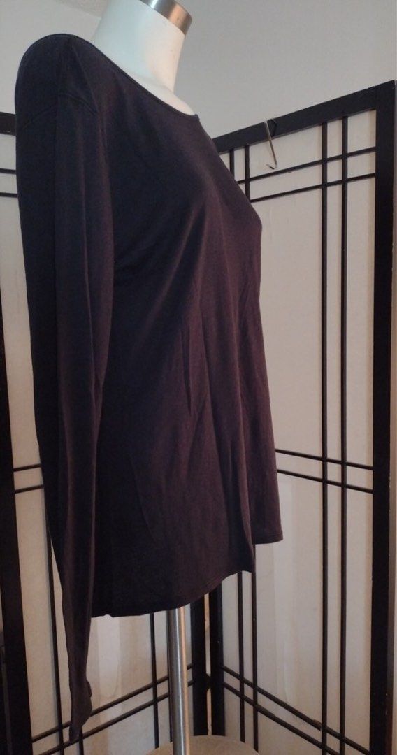 Lululemon Long Sleeve V-Neck Open Back Top Black (Category: Activewear) located in Manila. Submitted by alejeong27 (Listing ID 1460181581, Image 2). Description: - Black Lululemon long sleeve top - Features a V-neck and an open back detail - Soft and lightweight fabric - Ideal for layering or wearing on its own - Perfect for yoga or casual wear - Lululemon logo on the hem.
