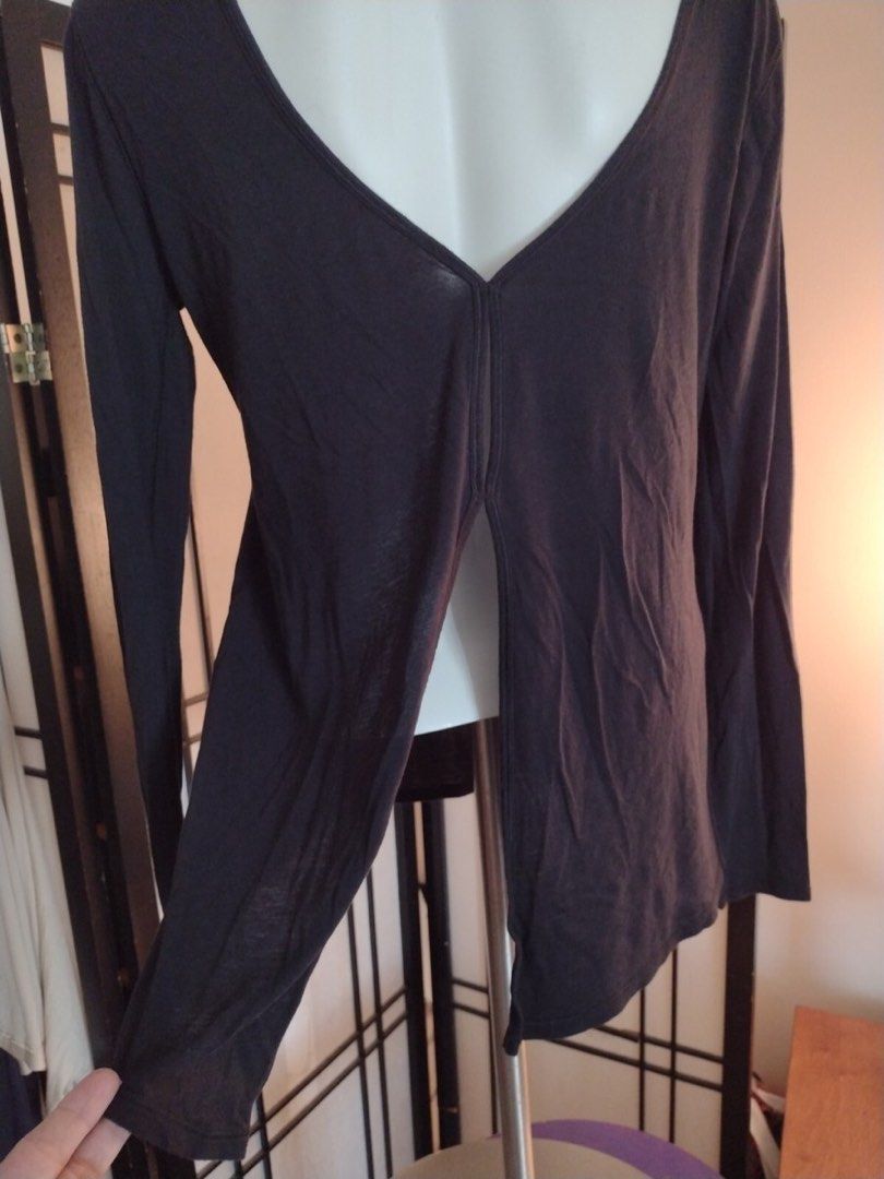 Lululemon Long Sleeve V-Neck Open Back Top Black (Category: Activewear) located in Manila. Submitted by alejeong27 (Listing ID 1460181581, Image 1). Description: - Black Lululemon long sleeve top - Features a V-neck and an open back detail - Soft and lightweight fabric - Ideal for layering or wearing on its own - Perfect for yoga or casual wear - Lululemon logo on the hem.