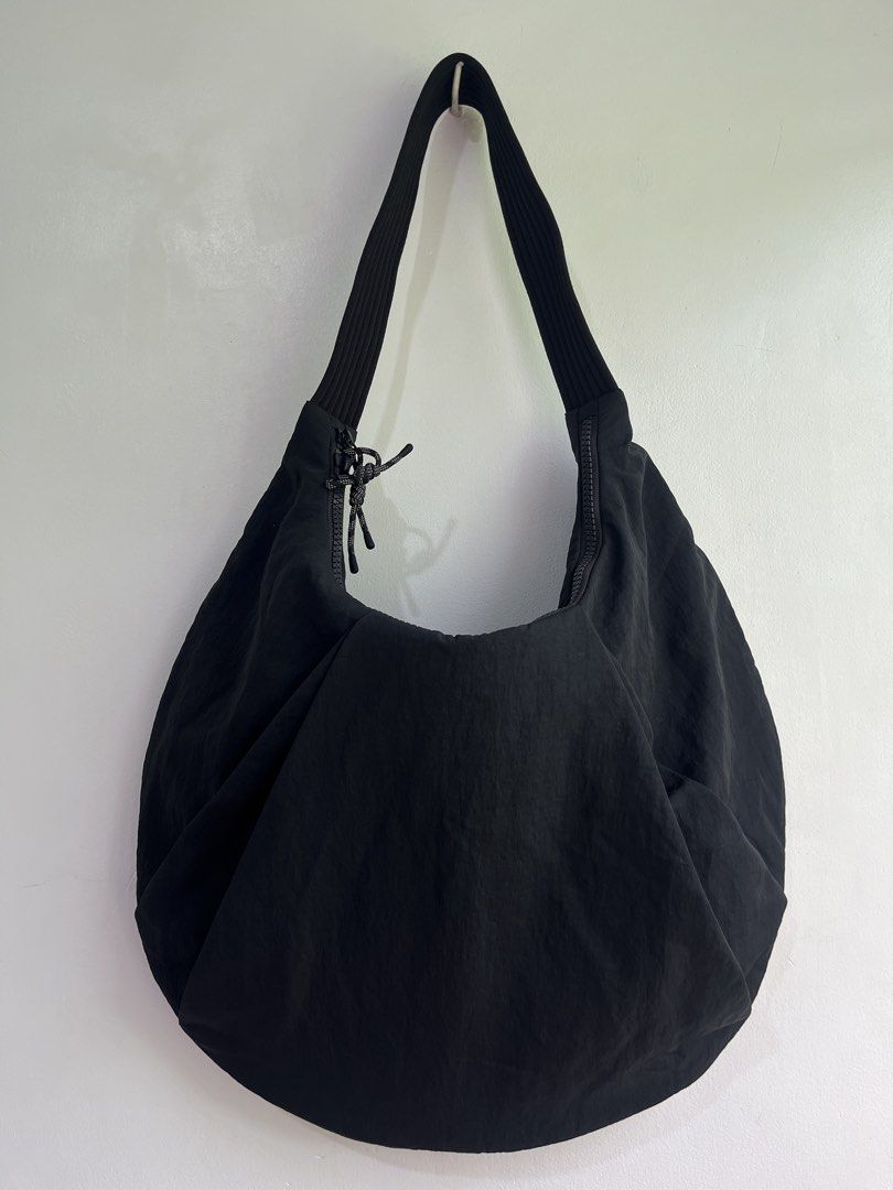 Lululemon Pleated Shoulder Bag 10L (Category: Activewear) located in Dasmarinas. Submitted by bandananowheree (Listing ID 1460254078, Image 3). Description: A perfect fit. With soft edges and a u-shaped silhouette, this shoulder bag tucks easily under your arm for a day in motion. Exterior zippered pocket with hidden phone sleeve Zippered main compartment Interior pockets to organize your small items of importance Authentic Like new condition No 