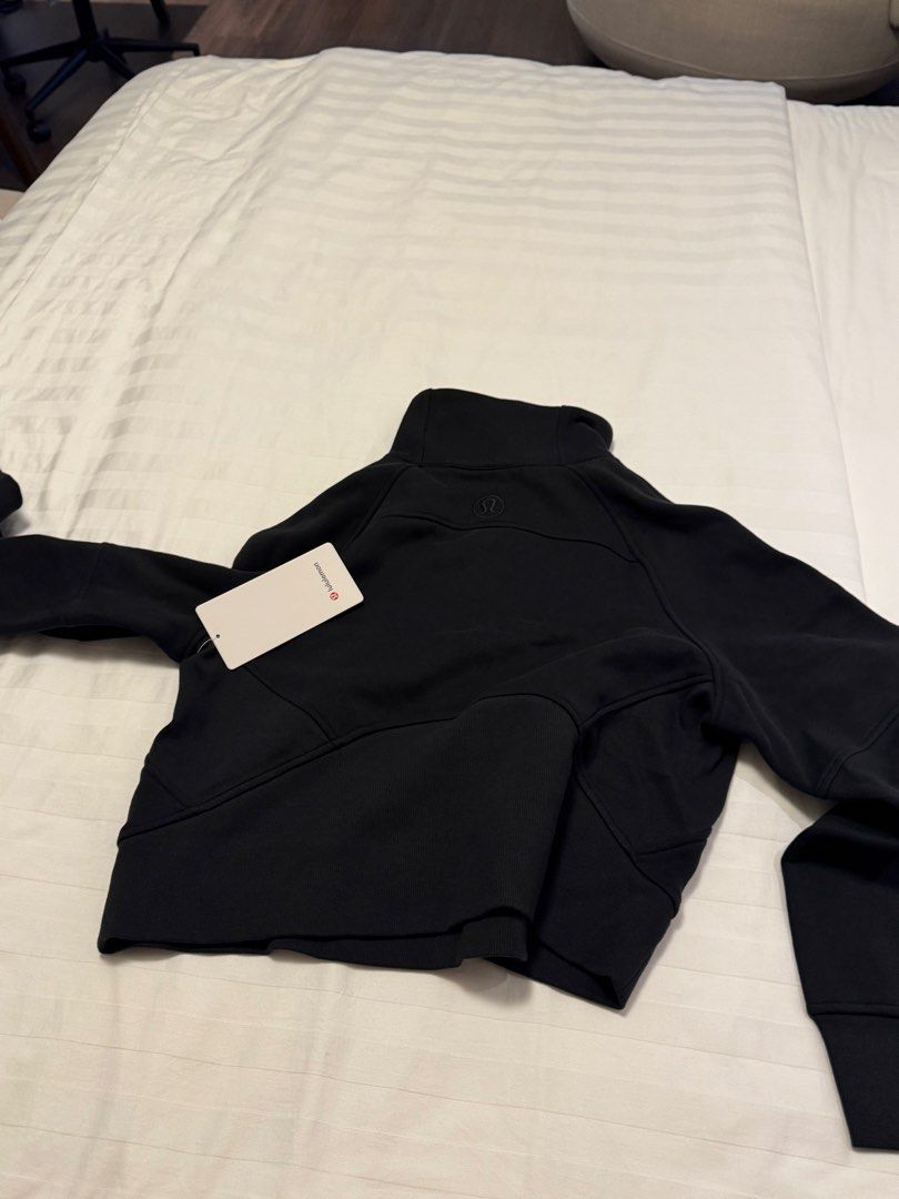 Lululemon scuba oversized funnel neck (Category: Coats, Jackets and Outerwear) located in Muntinlupa City. Submitted by pamalmeda (Listing ID 1460197797, Image 2). Description: Size XS/S.