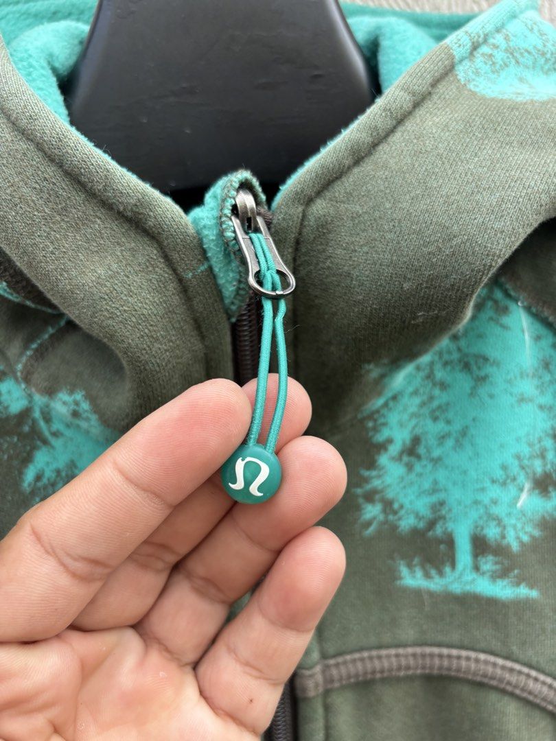 Lululemon Zip Up Hoodie (Category: Coats, Jackets and Outerwear) located in Baybay. Submitted by thrift.ed2023 (Listing ID 1460227569, Image 2). Description: Lululemon Zip Up Hoodie Medium to Large 19x23 Issue -Missing Main Tag Good as New .