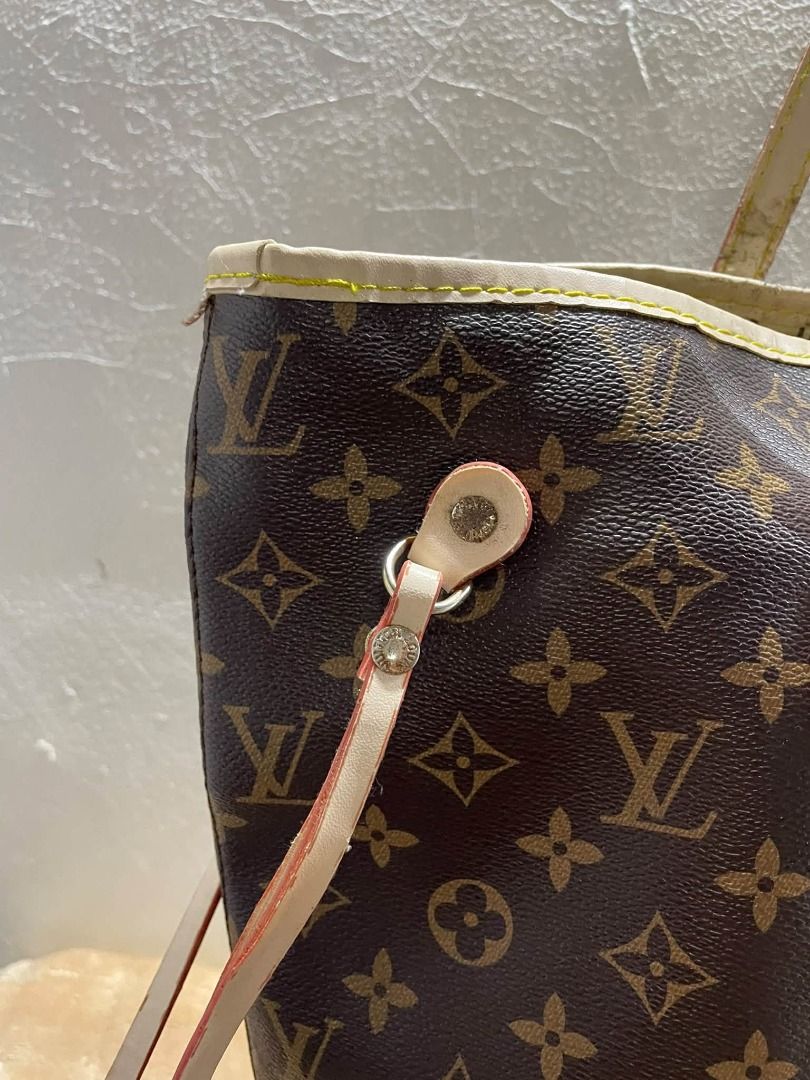 LV BIG TOTEBAG (Category: Tote Bags) located in Caloocan City. Submitted by j3ngsanity (Listing ID 1460255367, Image 3). Description: ISSUE : MISSING SLIN / SIGN OF USAGE / NEED I REGLUE YUNG HANDLE.
