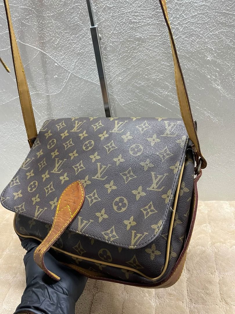 LV CARTOUCHIERE (Category: Shoulder Bags) located in Caloocan City. Submitted by j3ngsanity (Listing ID 1460256515, Image 3). Description: ISSUE : DI NA NASASARADO WALA NA MAGNET / MIN LOOSE STITCH SA SLING.
