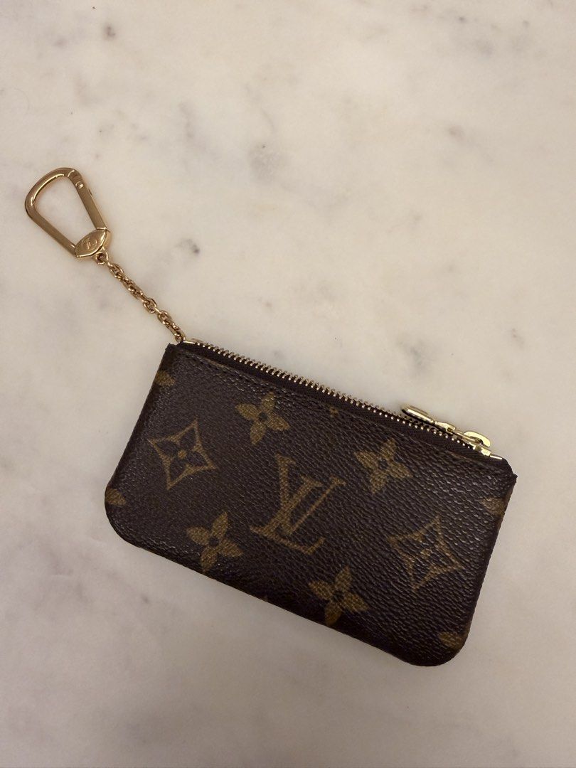 LV Cles (Category: Luxury Bags & Wallets) located in Taguig. Submitted by sourcedbym (Listing ID 1460121933, Image 1). Description: LV cles! Authentic. Excellent condition. No issues to note. Comes with dustbag & box Rfs: dont use..